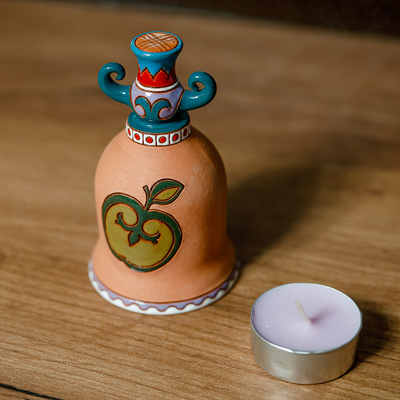 Campana decorativa de cerámica. - Campana decorativa de cerámica con temática de manzana hecha y pintada a mano.