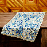 Tischläufer aus Seiden- und Baumwollmischung, „Heavenly Reunions“ – bestickter Tischläufer aus Seidenmischung in Blau und Elfenbein von Suzani