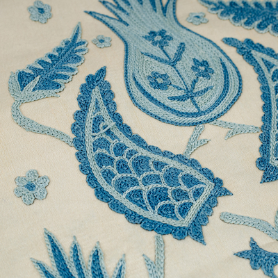 Camino de mesa en mezcla de seda y algodón. - Camino de mesa de mezcla de seda azul y marfil bordado Suzani