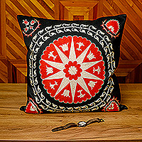 Kissenbezug aus Seiden- und Baumwollmischung, „Night's Shine“ – roter und schwarzer Kissenbezug mit Sternen- und Blattmotiv