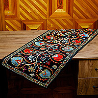 Camino de mesa en mezcla de seda y algodón. - Camino de mesa de mezcla de algodón y seda negro con bordado floral
