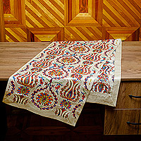 Tischläufer aus Seiden- und Baumwollmischung, „Imperial Sensations“ – Suzani bestickter Blumen-Tischläufer aus Seiden- und Baumwollmischung