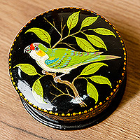 Schmuckschatulle aus Pappmaché, „Chant for Renewal“ – Schmuckschatulle mit bemaltem Vogel- und Blattmotiv in Grün und Schwarz