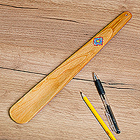 Calzador de madera, 'Classic Gait' - Calzador de madera de cerezo tallado a mano con motivo floral clásico