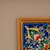 Keramikmosaik-Wandkunst - Gerahmte handbemalte Keramikmosaik-Wandkunst mit Blumen- und Blattmotiven