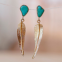 Pendientes colgantes de color turquesa, 'Plumas de la libertad' - Pendientes colgantes de color turquesa natural con temática de plumas pulidas