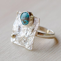Sterling silver cocktail ring, 'Dimensions of Hope' - Modern Textured Square Reconstituted Turquoise Cocktail Ring