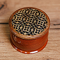 Caja de anillos de madera, 'Palace's Essence' - Mini caja de anillos de madera de nogal con estampado floral tradicional