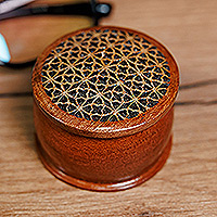Caja de anillos de madera, 'Temple's Essence' - Mini caja de anillos de madera de nogal con patrón de Quatrefoil hecha a mano