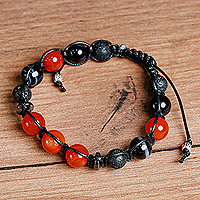 Multi-Edelstein-Perlen-Makramee-Armband, „Orange Realms“ – Verstellbares orangefarbenes und schwarzes Multi-Edelstein-Perlenarmband