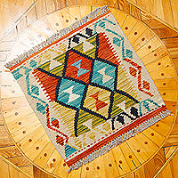 Alfombra de área de lana, 'Delightful Flair' (1.5x1.5) - Alfombra de área de lana uzbeka anudada a mano con temática de rombos de 1.5x1.5