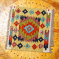 Alfombra de área de lana, 'Patrones sublimes' (1.5x1.5) - Alfombra de área de lana con flecos geométricos anudados a mano uzbekos de 1.5x1.5
