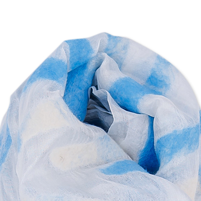 Wollgefilzter Seidenschal - Abstrakter weicher weißer Seidenschal mit blauen Wollfilz-Akzenten