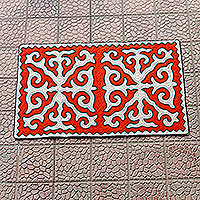 Alfombra de lana, 'Kyrgyzstan's Majesty' (3x4,5) - Alfombra clásica geométrica de lana Shyrdak en tonos rojos (3x4,5)
