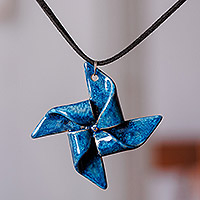 Collar colgante de cerámica, 'Blue Pinwheel' - Collar colgante de molino de viento de cerámica azul hecho a mano