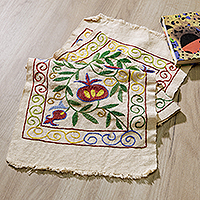 Corredor de mesa de algodón bordado, 'Nature's Passion' - Corredor de mesa de algodón bordado con temática de granada clásica