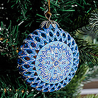 Handbemaltes Keramikornament, „Blue Folklore“ – blau glasiertes Keramik-Blumenornament, handgefertigt und bemalt