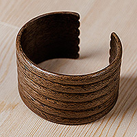 Pulsera de puño de madera, 'Sylvan Mark' - Pulsera de puño de madera de nogal a rayas hecha a mano de Kazajstán