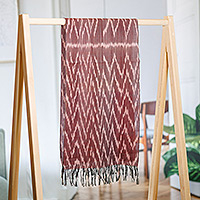 Bufanda de algodón Ikat, 'Frecuencias Rojas' - Bufanda de algodón rojo con estampado Ikat tejida a mano con flecos
