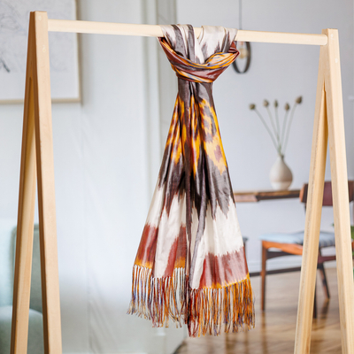 Pañuelo de seda ikat - Pañuelo de seda en tonos cálidos con estampado ikat tejido a mano