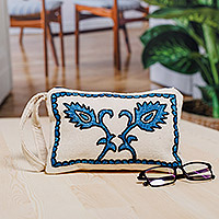 Estuche de artículos de tocador de algodón bordado, 'Uzbekistán mágico' - Estuche de artículos de tocador de algodón azul y blanco con hojas bordadas Suzani