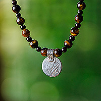 Halskette mit Anhänger aus Tigerauge und Granatperlen, „Precious History“ – Kulturelle Halskette mit Anhänger aus Tigerauge und Granat