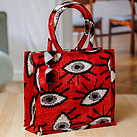 Henkeltasche aus Seidensamt, „Sophisticated Glances“ – Tasche mit Henkel aus rotem Seidensamt mit Augenmuster aus Usbekistan