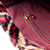 Henkeltasche aus Seidensamt - Klassisch gemusterte Henkeltasche aus beigem und rotem Seidensamt