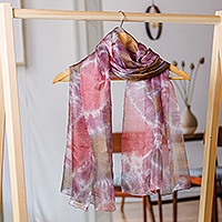 Bufanda de seda teñida con corbata, 'Spring Dimension' - Bufanda de seda púrpura y rosa teñida con corbata abstracta tejida a mano
