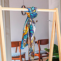 Seidenschal, „Floral Allure“ – handgewebter quadratischer Schal aus 100 % Seide mit Blumenmuster in Blau und Gelb