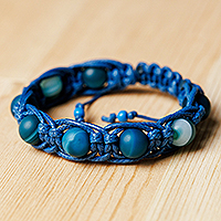 Makramee-Armband mit Chalcedon-Perlen, „Shambhala Sky“ – Blaues Makramee-Armband mit Chalcedon-Perlen im Shambhala-Stil