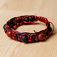 Makramee-Armband mit Jaspis- und Vulkanitperlen, „Red Calls“ – Verstellbares rotes und schwarzes Makramee-Armband mit Jaspis-Edelsteinen