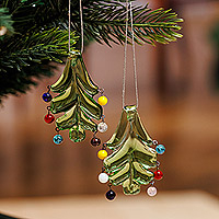 Handgeblasene Glasornamente, „Holiday Forest“ (Paar) – Paar mundgeblasene, perlenbesetzte dreiförmige grüne Glasornamente