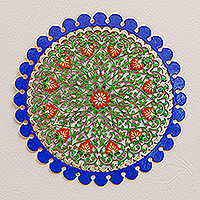 Wandakzent aus Holz, „Utopisches Reich“ – floraler, handgeschnitzter runder Wandakzent aus blauem und grünem Holz