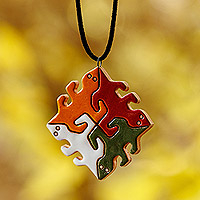 Keramik-Anhänger-Halskette, „Lizard Cycle“ – Keramik-Anhänger-Halskette mit Eidechsenmotiv in warmen Farbtönen