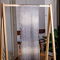 Schal aus Kaschmirwolle, „Winter's Act“ – handgewebter weicher Schal aus 100 % Kaschmirwolle in Grau und Weiß