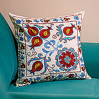Funda de almohada bordada de algodón y viscosa, 'Garden Dream' - Mantón de almohada de viscosa y algodón bordado en azul y rojo