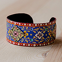 Lackiertes Zinn-Manschettenarmband, „Usbekistan Lady“ – bemaltes, florales, rot und blau lackiertes Zinn-Manschettenarmband