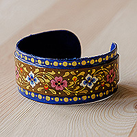 Lackiertes Zinn-Manschettenarmband, „Göttin der Paläste“ – bemaltes, florales, verstellbares blaues und goldenes Zinn-Manschettenarmband