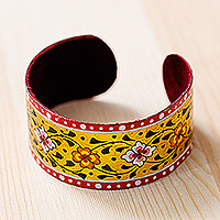 Lackiertes Zinn-Manschettenarmband, „Göttin der Freude“ – bemaltes, florales, verstellbares rotes und gelbes Zinn-Manschettenarmband