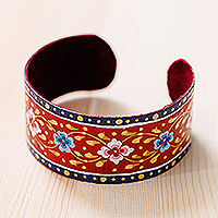 Lackiertes Zinn-Manschettenarmband, „Göttin der Leidenschaft“ – bemaltes, florales, verstellbares blaues und rotes Zinn-Manschettenarmband