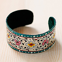 Lackiertes Zinn-Manschettenarmband, „Göttin der Harmonie“ – bemaltes, florales, verstellbares blaugrünes und weißes Zinn-Manschettenarmband