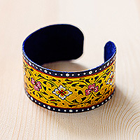 Lackiertes Zinn-Manschettenarmband, „Göttin des Sieges“ – bemaltes, florales, verstellbares blaues und gelbes Zinn-Manschettenarmband