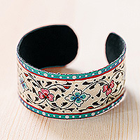 Lackiertes Zinn-Manschettenarmband, „Göttin des Friedens“ – florales, verstellbares türkisfarbenes und weißes Zinn-Manschettenarmband