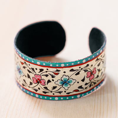 Lackiertes Manschettenarmband aus Zinn - Florales, verstellbares Manschettenarmband aus türkisfarbenem und weißem Zinn