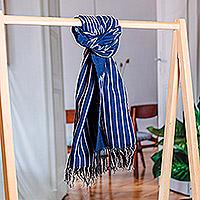 Bufanda ikat de algodón, 'Azul eléctrico' - Bufanda Ikat de algodón con flecos tejida a mano en azul con rayas