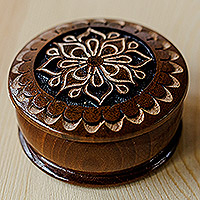 Mini-Schmuckkästchen aus Holz, „Majestätische Blume“ – Runde Mini-Schmuckschatulle aus Holz mit handgeschnitztem Blumenmotiv