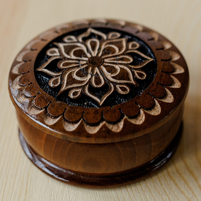 Mini joyero de madera. - Minijoyero redondo de madera con motivo floral tallado a mano