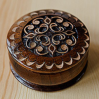 Mini-Schmuckkästchen aus Holz, „Majestätisches Kreuz“ – Runde Mini-Schmuckschatulle aus Holz mit handgeschnitztem Kreuzmotiv