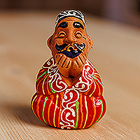 Figura de porcelana, 'Red Tea Time Afandi' - Figura de porcelana roja de fayenza pintada a mano de Uzbekistán